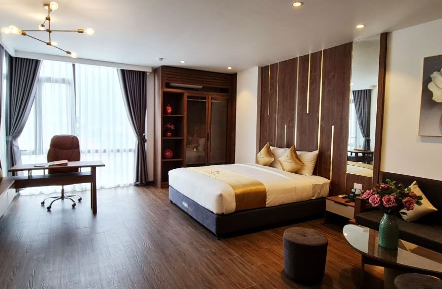 Khách sạn Iris Hải Phòng đã trở thành địa điểm lưu trú sang trọng và đẳng cấp nhất tại thành phố biển Hải Phòng. Với đa dạng các loại phòng nghỉ, dịch vụ tiện ích hiện đại cùng vị trí thuận tiện, Khách sạn Iris sẽ mang đến cho du khách một khoảng thời gian nghỉ ngơi hoàn hảo.